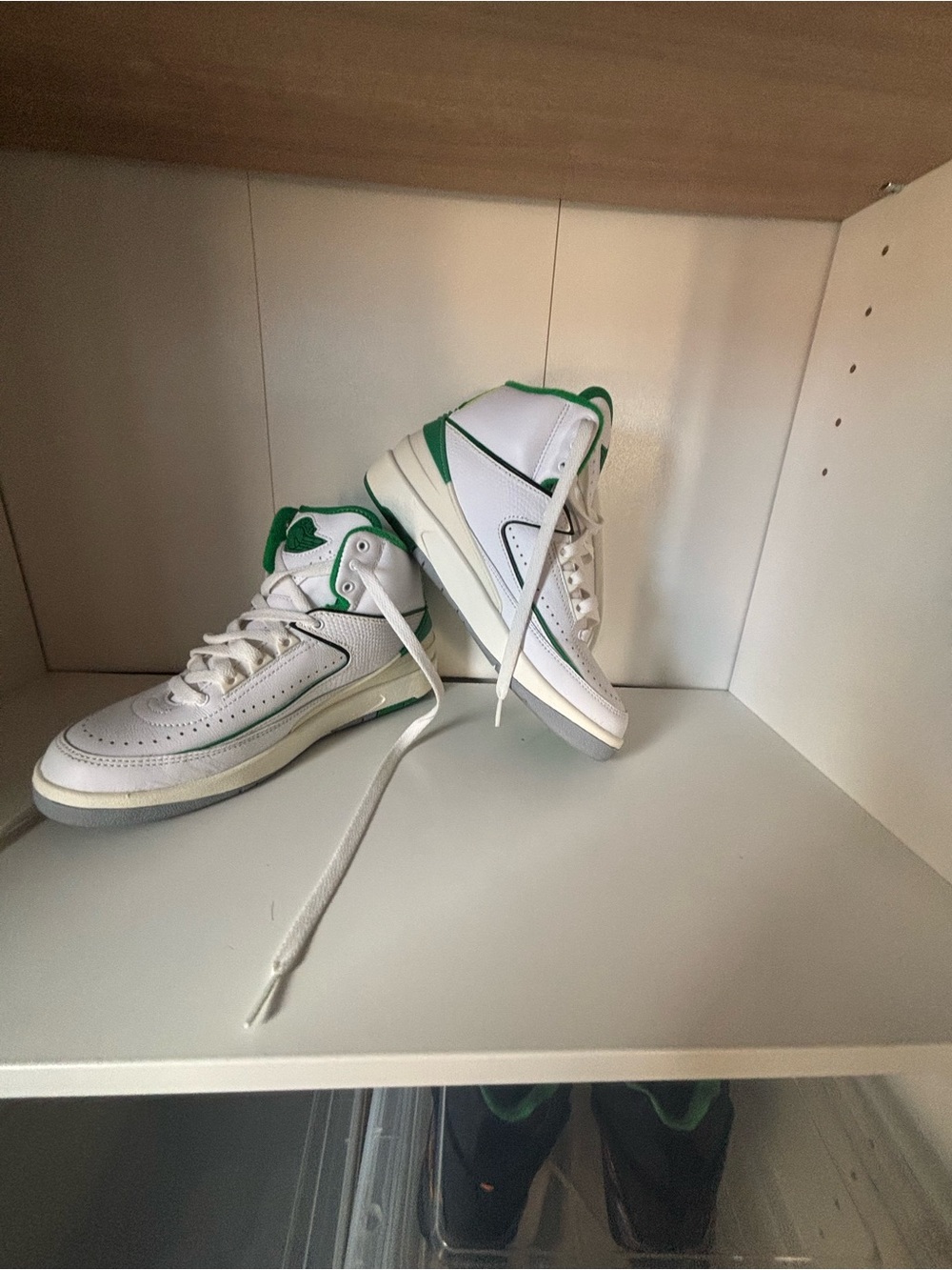 Jordan Kids White and Green Basketball Sneakers. Jordan 2
